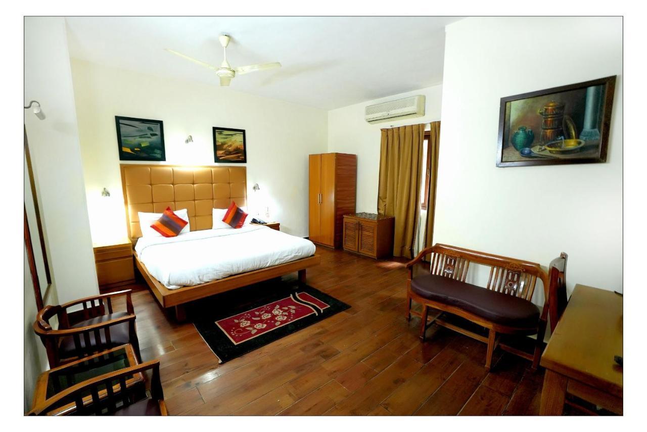 Hotel Oscar Nuova Delhi Esterno foto
