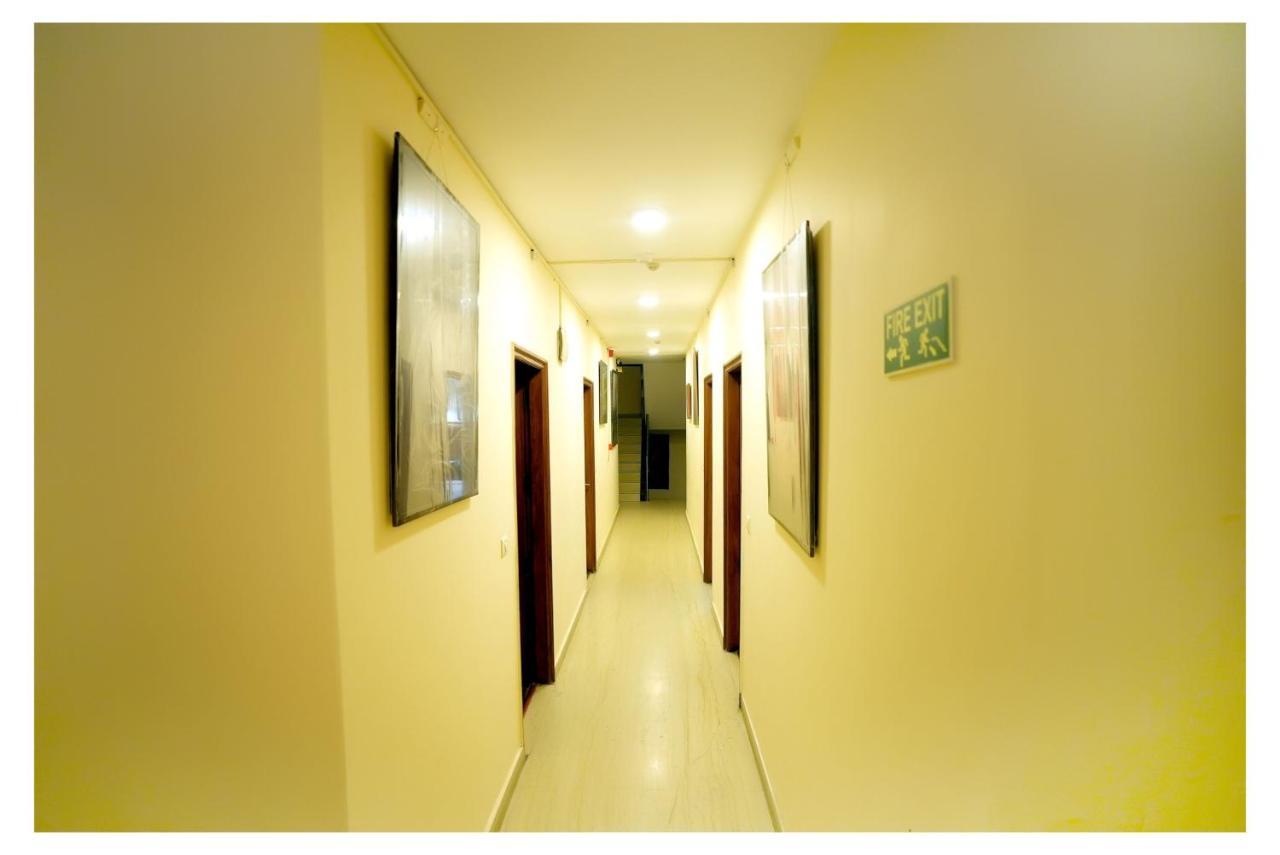 Hotel Oscar Nuova Delhi Esterno foto