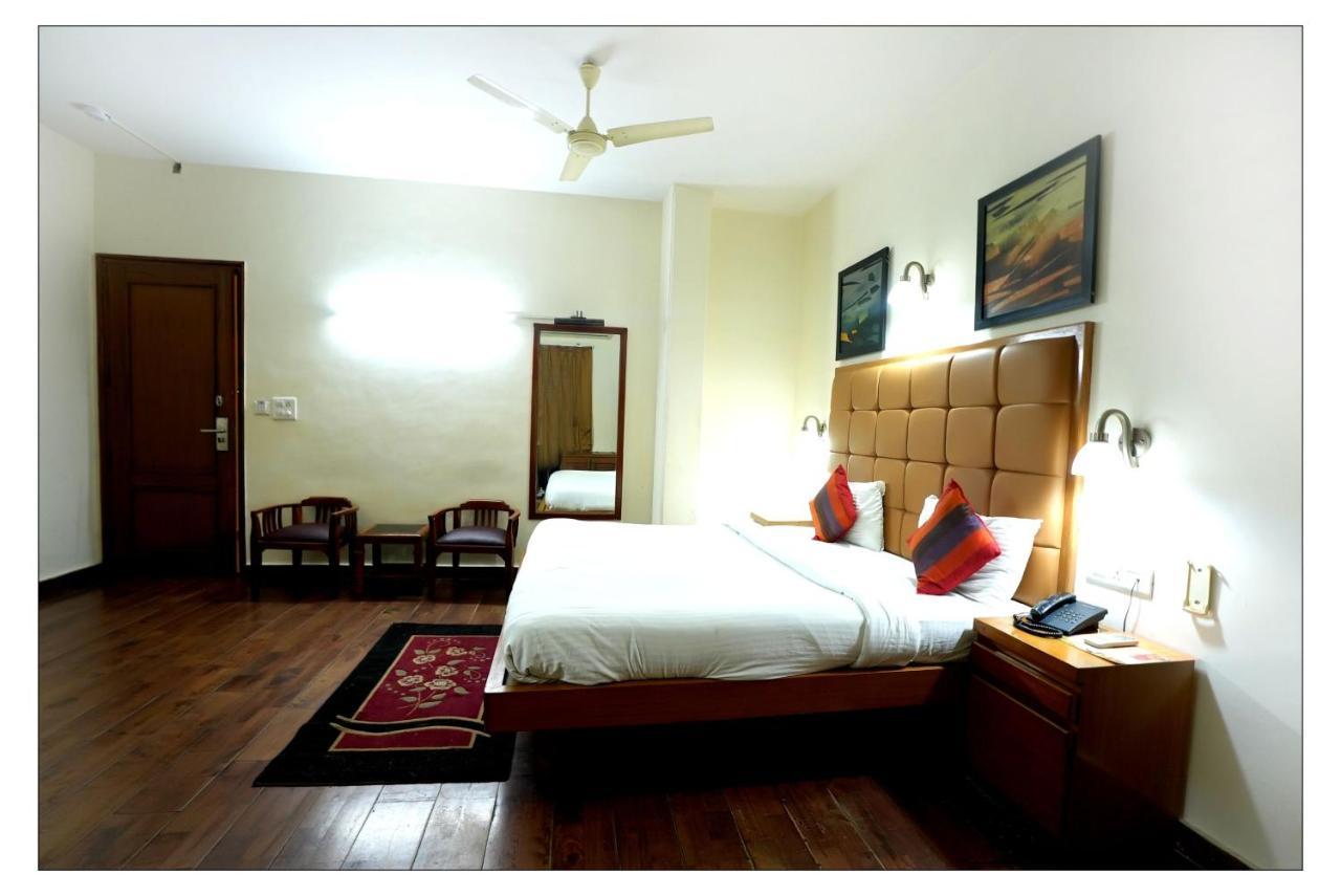 Hotel Oscar Nuova Delhi Esterno foto