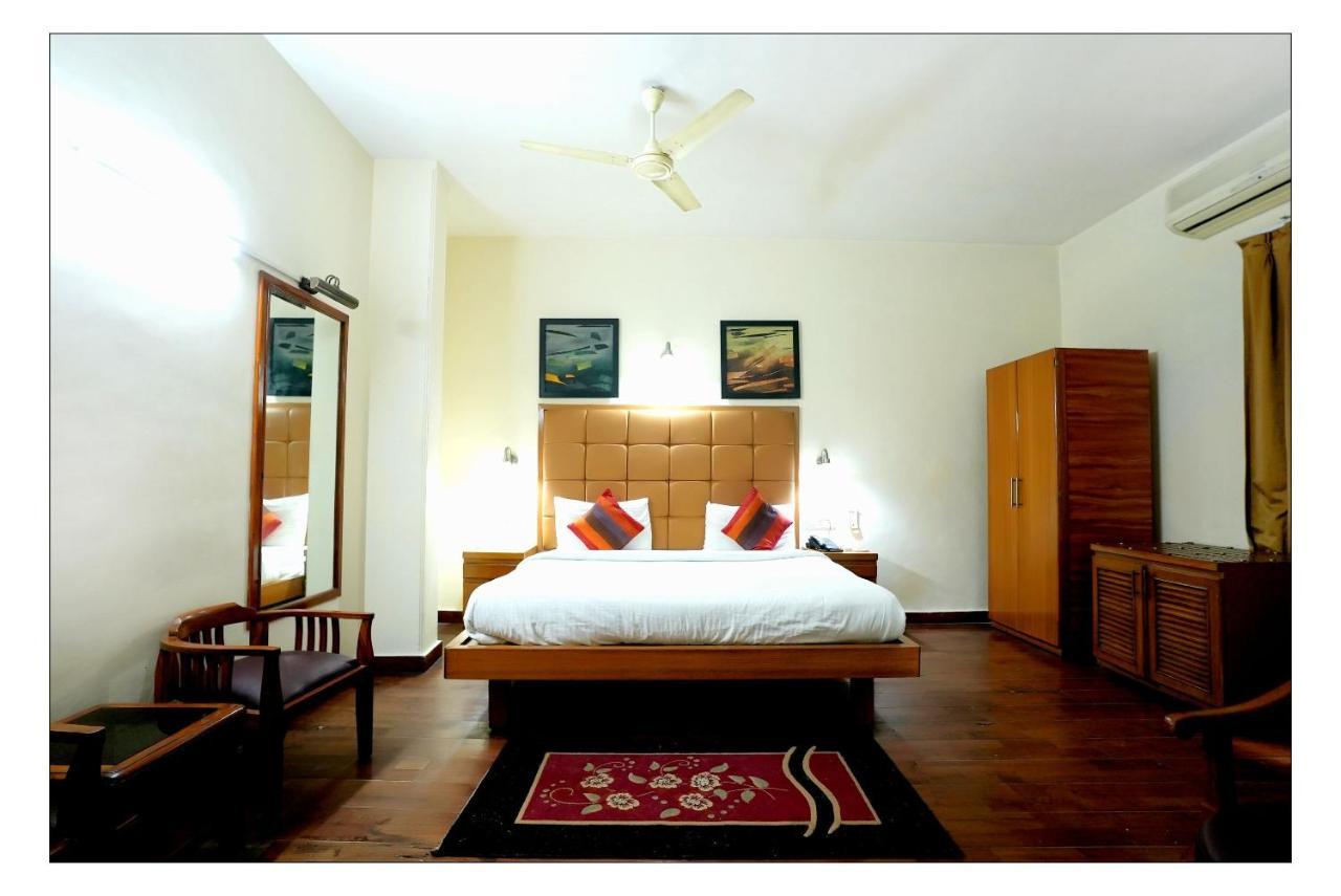 Hotel Oscar Nuova Delhi Esterno foto