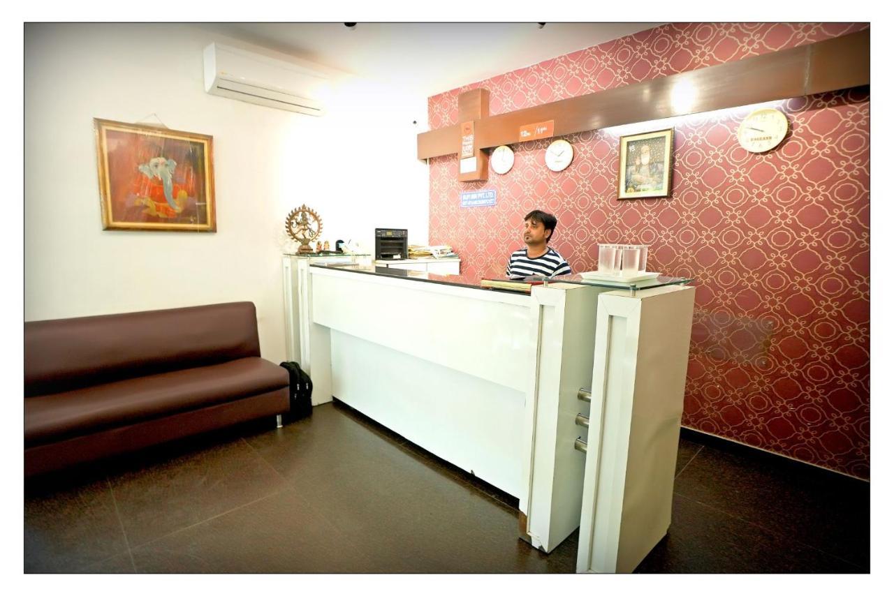Hotel Oscar Nuova Delhi Esterno foto