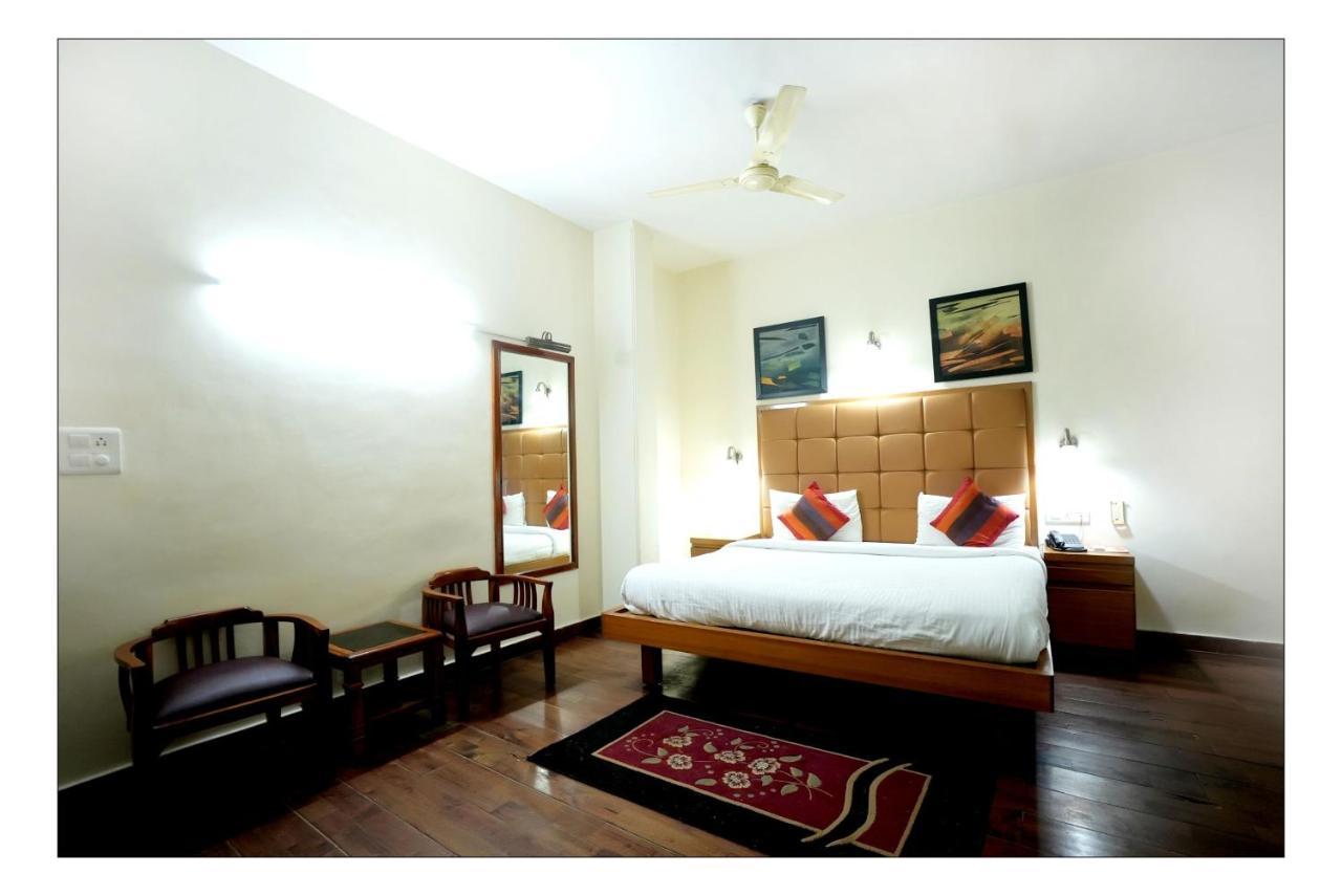 Hotel Oscar Nuova Delhi Esterno foto