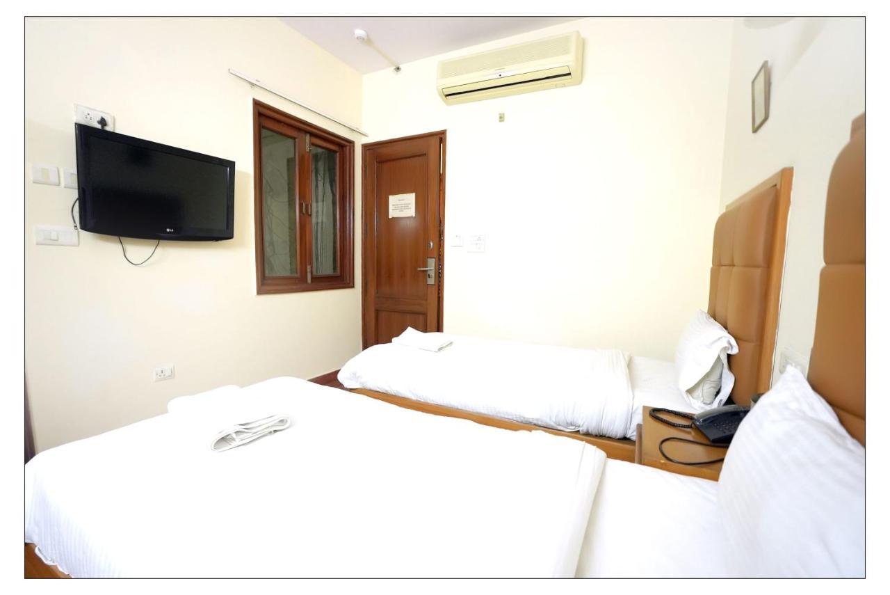 Hotel Oscar Nuova Delhi Esterno foto