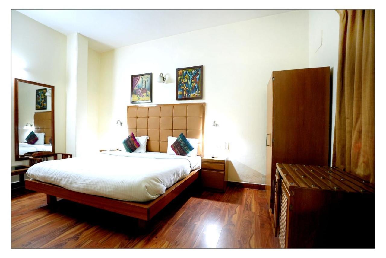 Hotel Oscar Nuova Delhi Esterno foto