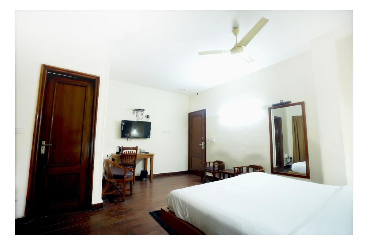 Hotel Oscar Nuova Delhi Esterno foto